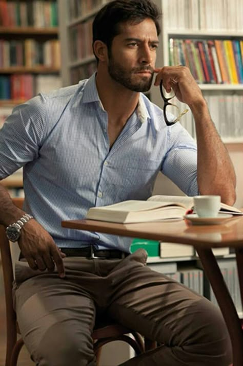 #casual #menstyle Beto Malfacini, Blue Gingham Dress, Brown Chinos, Style College, Man Sitting, Charlie Hunnam, Sharp Dressed Man, Gentleman Style, Stylish Men