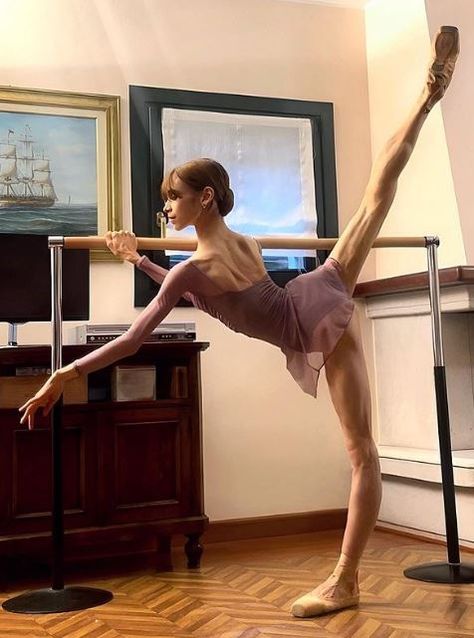 Ballerina Flexibility, Ballerina Body, Ballet Body, Dance Motivation, Dancers Body, Dancer Lifestyle, Professional Dancer, Ballerina Outfit, Ballet Academy