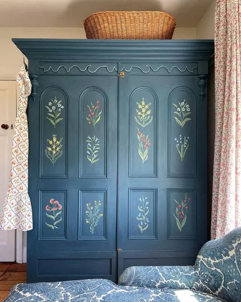 Wardrobe Stencil Ideas, Wardrobe Design Diy, Refurbished Cupboard, Hand Painted Furniture Diy Ideas, Closet Painting Ideas, Painted Wardrobe Ideas, Upcycled Wardrobe Ideas, Cupboard Upcycle, Upcycling Furniture Ideas