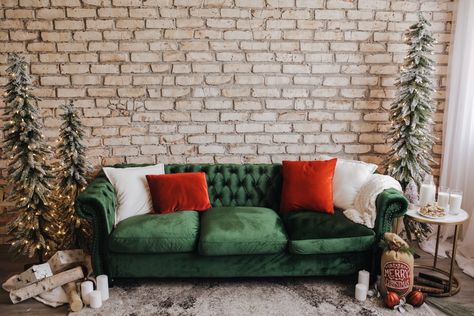 Green Velvet Sofa Christmas, Family Christmas Pictures Backdrops, Christmas Mini Session Indoor, Couch Mini Session, Green Couch Christmas Photos, Couch Christmas Mini Session, Christmas Mini Sessions Indoor Setup, Christmas Indoor Photoshoot Ideas, Santa Mini Session Indoor