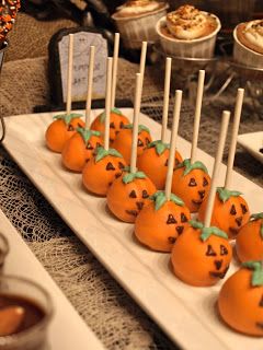 Pumpkin cake pops! Halloween Dessert Table, Pumpkin Cake Pops, Halloween Sleepover, Postres Halloween, Dulces Halloween, Halloween Cake Pops, Table Halloween, Halloween Food Treats, Halloween Dessert