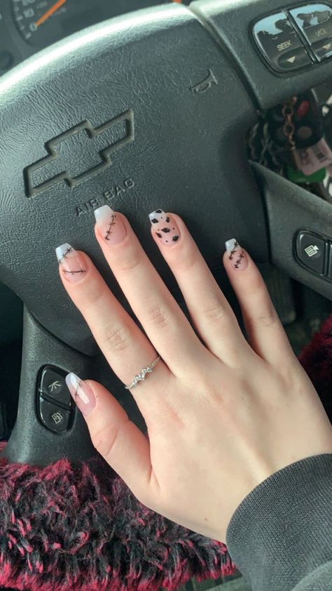 Western Hoco Nails, Post Malone Inspired Nails, Halloween Western Nails, Western Christmas Nails Acrylic, White Western Nail Ideas, Black Western Nails Acrylic, Punchy Christmas Nails, Western Theme Nails Simple, Racing Nails Dirt Track