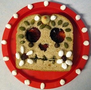 Another fall favorite, Dia de los Muertos Sandwich Day, Healthy Halloween Treats, Healthy Halloween Snacks, Day Of The Dead Art, Edible Crafts, Healthy Halloween, The Day Of The Dead, Peanut Butter Jelly, Halloween Snacks