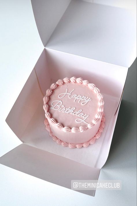 Bento Cakes For 21st Birthday, Round Bento Cake, Pink Round Cake Birthday, Bento Cake Rosa, Cute Birthday Cakes Pink, Birthday Cakes Pink And White, Pink And White Cake Designs, Round Birthday Cake For Women, Pink 20th Birthday Cake