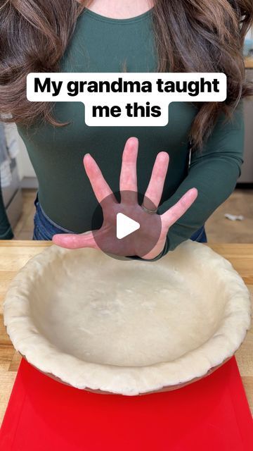 Liz Richards | Daily Original Vids on Instagram: "How to make perfect pie crust edges using your fingers #pie #baking #homemade #grandma #Thanksgiving #Christmas" How To Make Pie Crust, Thanksgiving Pie Crust Designs, Christmas Pie Ideas, Recipes With Pie Crust, Cute Thanksgiving Treats, Pie Hacks, Pie Crust Ideas, Homemade Sweets Recipes, Creative Pie Crust