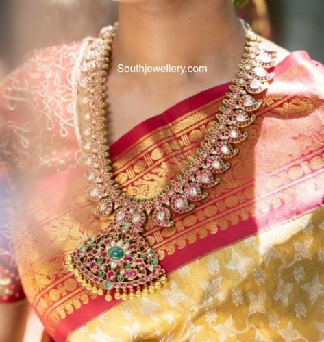 Mango Mala Jewellery, Antique Gold Bangles, Kundan Studs, Mango Mala, Temple Jewellery Earrings, Indian Wedding Jewelry Sets, Bridal Necklace Designs, Mala Jewelry, Antique Gold Jewelry Indian