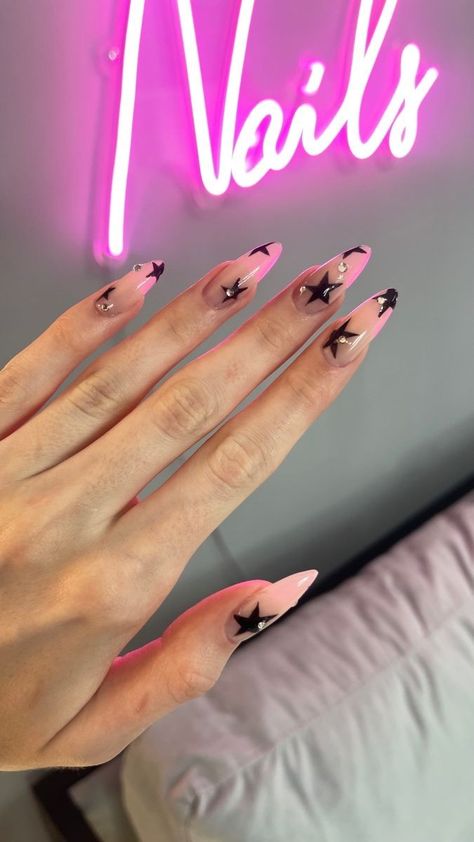 Winter Y2k Nails, Star Nails Almond, Y2k Almond Nails, Aesthetic Nails Y2k, Winter Nails Aesthetic, Almond Nails Winter, Cowboys Nails, Nails October, Nails Star