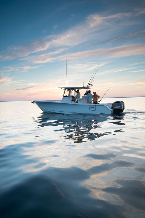 Fishing Boat Photography, Ocean Fishing Aesthetic, Deep Sea Fishing Aesthetic, Fishing Boat Aesthetic, Pesca Aesthetic, Fishing On Boat, Boat On The Ocean, Ocean Fishing Boats, Fishing Aesthetic