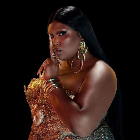 The way some are trying to claim that Lizzo is a mammy shows they a) haven’t done the reading and b) they are throwing shade at Lizzo, simply because she is a fat Black woman who dares to own all of herself, unapologetically. Lizzo May Be A Lot of Things, But A Mammy She is NOT #plussizefashion #plussize Missy Elliott, Atlantic Records, Entertainment Weekly, American Music Awards, Matching Tattoos, Saturday Night Live, Instagram Live, Cardi B, Vinyl Lp