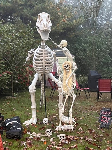 Skeleton Decorations Outdoor, Skeleton Costume Diy, Skeleton Pics, Halloween Yard Displays, Funny Halloween Decorations, Posable Skeleton, Giant Skeleton, Scary Halloween Decorations Outdoor, Halloween Outside