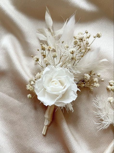 Pampas Buttonhole, Grooms Flowers Boutonniere, Groom Flower Pin, Wedding Button Holes, Cream Wedding Theme, Pampas Flower, Groom Buttonhole, Dried Flower Bouquet Wedding, White Rose Boutonniere