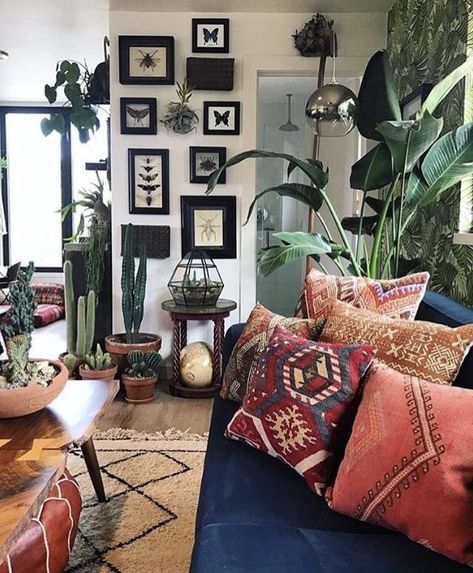 Farmhemian Decor, Cabin Makeover, Boho Cabin, Lots Of Plants, Decor Ikea, Bohemian Living Room, Decor Minimalist, A Living Room, Boho Home