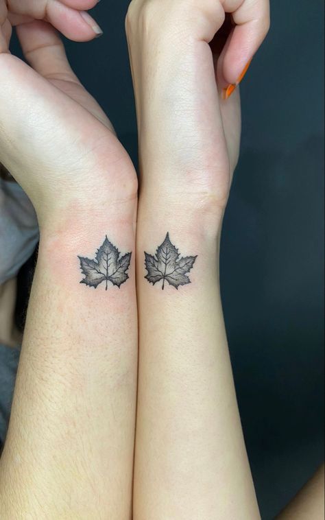 tattoo tatuagem canada aesthetic folha maple leaf toronto Niagara Falls Tattoo Ideas, Matching Fall Tattoos, Canadian Leaf Tattoo, Canada Maple Leaf Tattoo, Canada Tatoos Ideas, Maine Inspired Tattoo, Canadian Tattoo For Women, Vermont Tattoo Ideas, Maple Leaf Tattoo Canadian