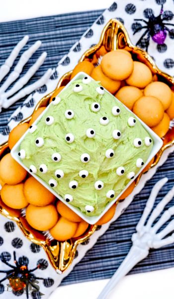 Monster Dip, Sweet Dips Recipes, Dunkaroo Dip, Halloween Dip, Cake Batter Dip, Easy Halloween Snacks, Halloween Snack, Fun Dip, Halloween Sprinkles