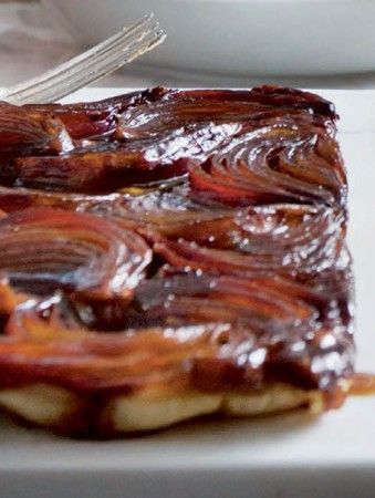 RECIPE - Red Onion Tart Tatin Onion Tarte Tatin, Onion Tarte, Savoury Tart, Tart Tatin, Tarte Tatin Recipe, Cleaning Baking Sheets, Onion Tart, Clean Baking, Vegetarian Entrees