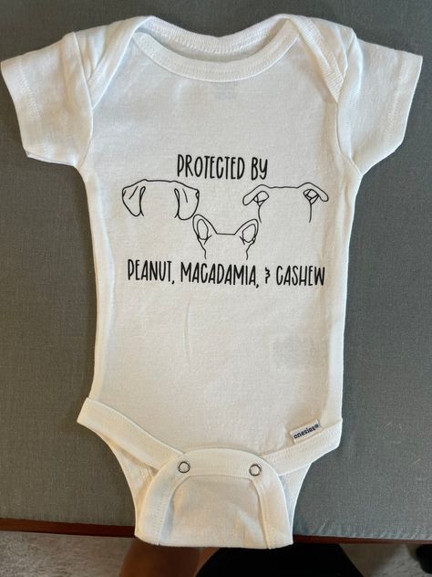 Protected By Dog Onesie, Cute Baby Onsie Ideas, Custom Onesies Boy, Baby Onesie Cricut Ideas, Baby Onsies Ideas Announcement, Baby Boy Cricut Ideas, Baby Announcement Onsies Ideas, Newborn Onesie Ideas, Onsies Ideas Boy