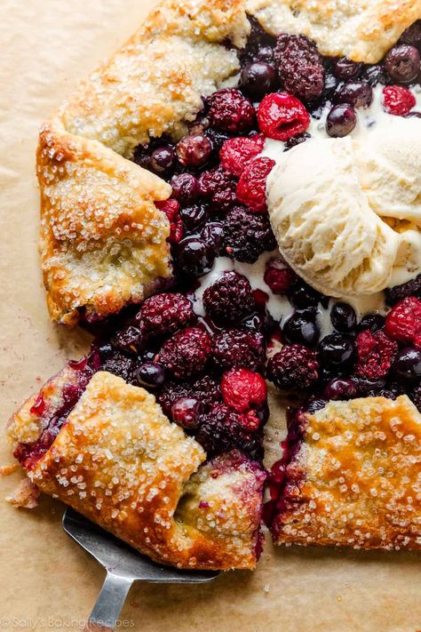 Summer Berry Galette, Mixed Berries Recipes, Easy Berry Dessert, Galette Recipe Desserts, Dessert Recipes Summer, Blackberry Galette, Berry Desert, Berry Galette, Summer Baking Recipes