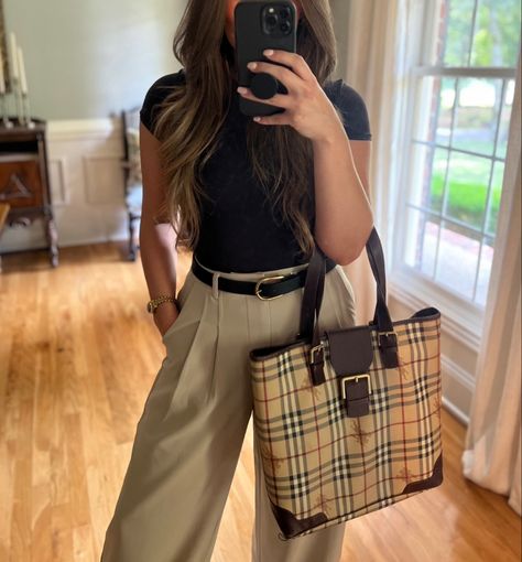 Capsule wardobe outfit inspo . fall style 2023 Classic trouser pant outfit . Office style . Tan trouser pant outfit . Vintage Burberry bag . Classic style . Timeless style Trouser Pant Outfit, Burberry Bag Outfit, Trouser Pants Outfits, Outfit Office, Tan Trousers, Outfit 2023, Bag Outfit, Outfit Vintage, Classic Trousers