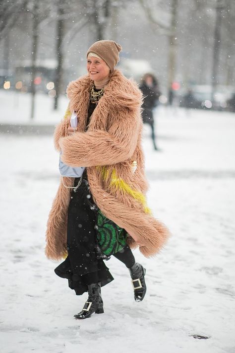 Shaggy Coat Outfit, Winter Nyc Outfits Cold Weather, Cold Night Outfit, New York Outfits Winter Cold Weather, Winter Nyc Outfits, Winter Nyc, Outfits Cold, Nyc Outfits, New York Outfits