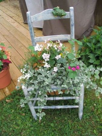 Trash Upcycle, Chair Planter, Creative Planter, Country Garden Decor, Chair Designs, Garden Chair, Garden Types, Old Chairs, Old Chair