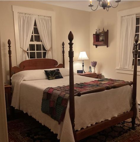 Early American Home Decor, Colonial Bedroom Ideas, Primitive Bedroom Decor, Primitive Bedroom Ideas, Colonial Style Bedroom, Primitive Country Bedrooms, Prim Bedrooms, Colonial Bedrooms, Colonial Bedroom