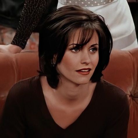 season 2 monica geller's amazing bangs - Yahoo Image Search Results The Rachel Haircut Short, Monica Geller Hair, Friends Hairstyles, Monica Hairstyles, Rachel Green Hair, Monica Friends, Rachel Haircut, Monica Gellar, Ross Geller