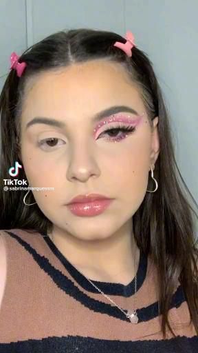 Make Up For Barbie, Cute Eye Looks Eyeshadows, Concert Glam Makeup, Simple Makeup Looks With Color, Karol G Makeup Ideas, Awesome Makeup Looks, Pink Eyeshadow For Hooded Eyes, Pink Makeup Rhinestones, Rbd Concert Makeup