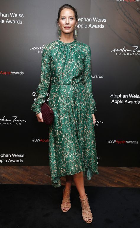 CHRISTY TURLINGTON Lady Lawyer, Sewing Dress, Red Carpet Outfits, Christy Turlington, Green Floral Dress, Mode Inspo, 가을 패션, Celebrity Dresses, Mode Inspiration