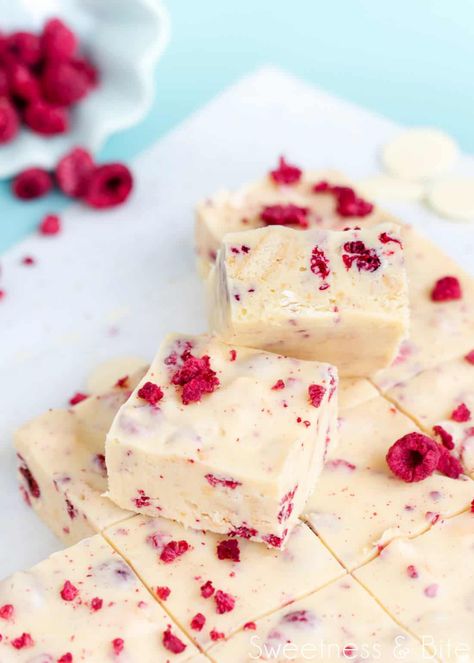 White Chocolate and Raspberry Fudge Slice - Sweetness & Bite Fudge Slice, Raspberry Fudge, Tart Raspberry, No Bake Fudge, Homemade Fudge Recipes, Christmas Baking Cookies, Chocolate And Raspberry, White Chocolate Fudge, Christmas Fudge