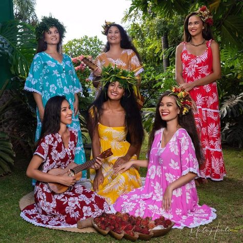 Hawaiian Dress Traditional, Hawaiian Fashion Traditional, Hawaii Traditional Clothing, Polynesian Clothing Traditional, Tahitian Dress, Samoan Dress Ivanui Pacific, Polynesian People, Caribbean Fashion, Polynesian Dress