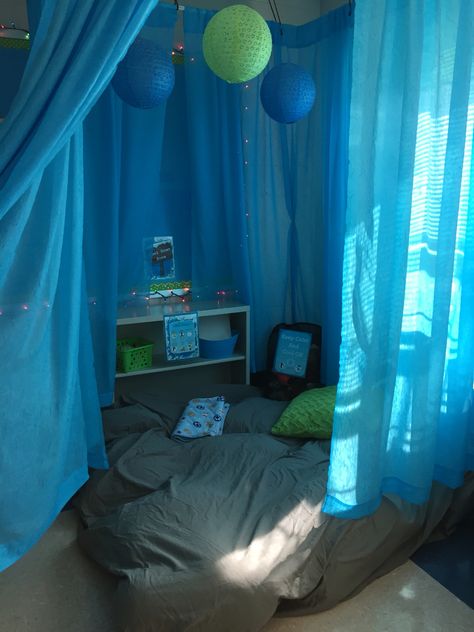 "Cool down zone" Autistic Support Classroom Sensory Safe Bedroom, Low Stimulation Room, Sensory Safe Place, Bedroom Sensory Ideas, Closet Sensory Room, Sensory Space For Adults, Sensory Decorations Classroom, Teenage Sensory Room, Sensory Room Set Up