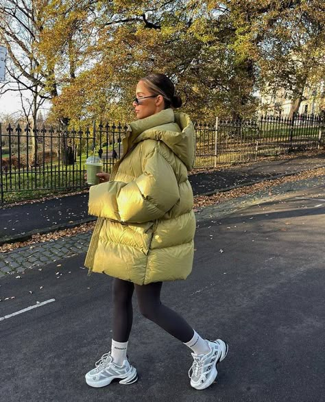 Green Puffer Coat Outfit, Big Puffer Jacket Outfit, Long Puffer Outfit, Puffy Coat Outfit, Green Puffer Jacket Outfit, Winter Outfits Puffer Jacket, Emily Shak, Puffer Jacket Aesthetic, Long Puffer Jacket Outfit