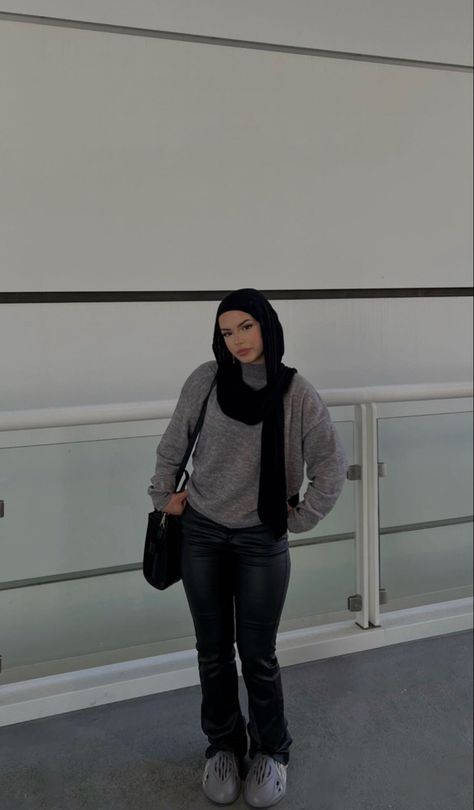 Hijabi Drip, Muslim Girl Outfits, Lederhosen Outfit, Black Hijab, Hijabi Fits, Black And White Trainers, Street Hijab Fashion, Modesty Outfits, Muslim Outfits Casual