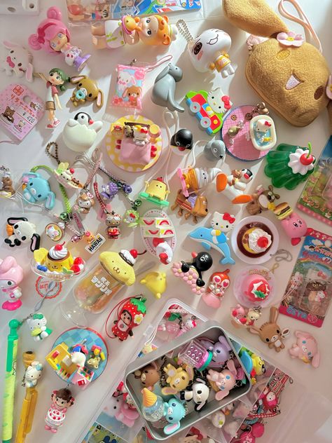 Birthday Gifts For Artistic Friend, Cute Trinkets Aesthetic, Sanrio Trinkets, Japanese Trinkets, Kawaii Trinkets, Trinket Collection, Heisei Retro, Calico Critters Families, Cute Snacks