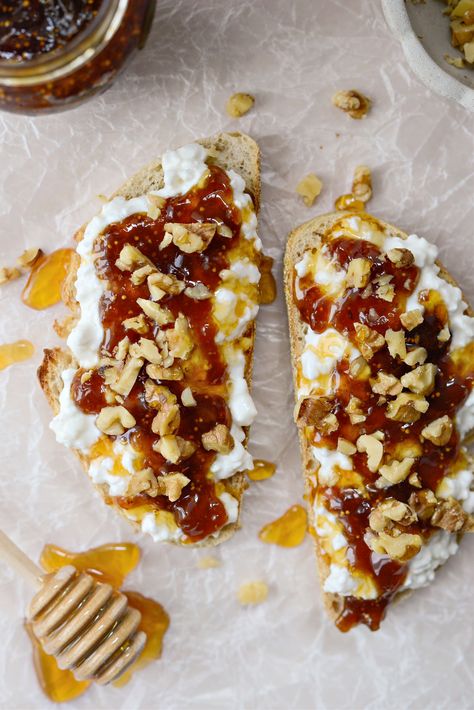 Toast And Cottage Cheese, Cottage Cheese And Jam, Cottage Cheese Appetizers, Sweet Toast Ideas, Cottage Cheese Toast Breakfast Ideas, Cottage Cheese Breakfast Ideas, Breakfast With Cottage Cheese, Cottage Cheese And Honey, Cottage Cheese On Toast