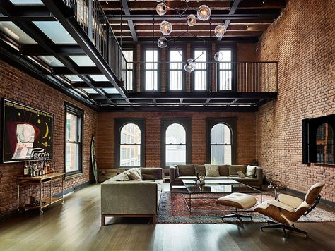 Industrial style penthouse in TriBeCa Modern Industrial: 1890’s New York apartment Turned into Exquisite Penthouse Penthouse New York, New Yorker Loft, Architecture Restaurant, Warehouse Living, Warehouse Loft, New York Penthouse, New York Loft, Loft Stil, Industrial Living