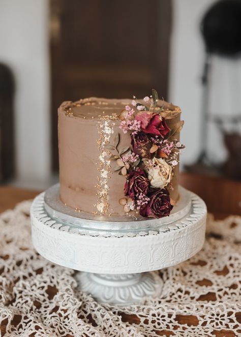 Dried Cake Flowers, Brown Cake With Flowers, Dry Cake Decoration Ideas, Tall Cakes Birthday, Rustic Theme Cake, Wedding Cake Brown, Floral Chocolate Cake, Decorated Chocolate Cake, Seventies Wedding