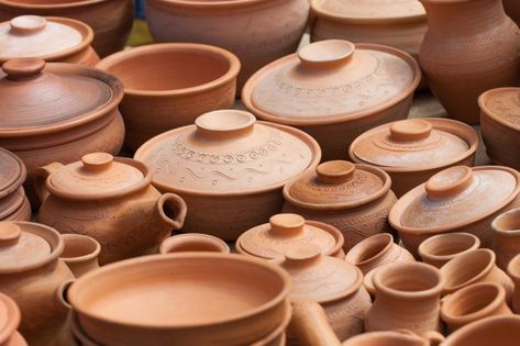 Many earthen pots kept for drying in the... | Premium Photo #Freepik #photo #nature #earth #art #shapes Earthen Pots, Clay Vessels, Elegant Plates, Advanced Ceramics, Ceramic Jug, Clay Vase, Ceramic Pots, Italian Ceramics, Clay Pot