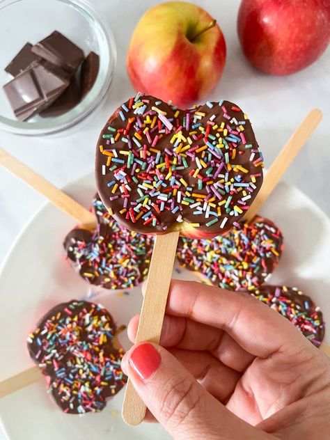 Chocolate Apple Slices. A great alternative to those big chocolate or toffee apples that kids love but never seem to eat more than one bite of! Healthy Chocolate Breakfast, Chocolate Apple Slices, Chocolate Oat Cookies, Artie Shaw, Gourmet Candy Apples, Toffee Apples, Snack To Make, Chocolate Apple, Chocolate Slice