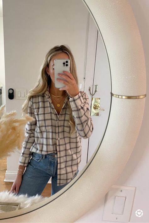 Modern Flannel Outfits, Tucked Flannel Outfits, Fall Button Down Shirt Outfit, Women’s Flannel Outfits, Button Up Shirt Outfit Fall, Plaid Button Down Outfit, Styling Flannels, Plaid Button Up Shirt Outfit, Causal Aesthetic