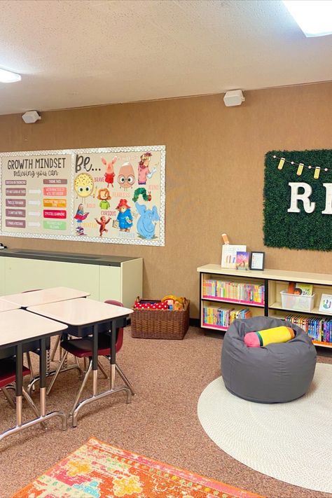 Preschool Teacher Area In Classroom, Tiny Preschool Classroom Setup, Prek Classroom Setup Boho, Desk Setup Classroom, Sped Classroom Ideas, Elementary Sped Classroom Decor, Preschool Classroom Asthetic, Teacher Break Room, Classroom Inspiration Elementary