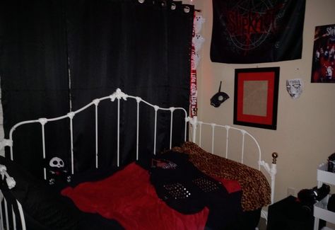 I love slipknot !! Mall Goth Bedroom, Mall Goth Room, Mallgoth Aesthetic, 90s Mall, 90s Mall Goth, Goth Room, 2000s Vibe, Goth Bedroom, Gothic Room