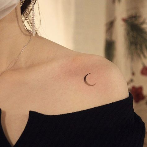 Moon Tattoo On Shoulder For Women, Moon Tattoo On Chest Women, Shoulder Tattoo Moon, Moon Tatoos Woman, Cresent Moon Tatoos, Moon Tattoo Collar Bone, Moon Collar Bone Tattoo, Moon Tattoo Shoulder, Moon Shoulder Tattoo