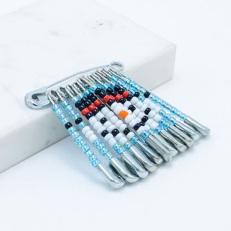 Diy Christmas Brooch Pin, Snowman Beads, Safety Pin Jewelry Patterns, Bead Pins, Safety Pin Art, Beaded Pins, Beads Brooch, Safety Pin Crafts, Christmas Jewelry Diy