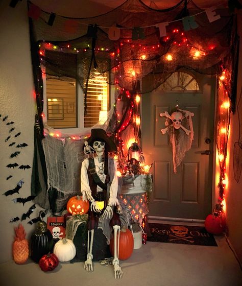 Halloween Pirate Decorations Indoor, Pirate House Halloween, Pirate Porch Decor, Pirate House Decor, Halloween Gala, Pirate Halloween Decorations, Halloween Pirates, Pirate Halloween Party, Pirate Skeleton