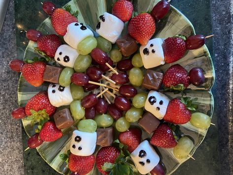 Ghost Fruit Skewers, Halloween Fruit Skewers, Ghost Fruit, Party Fruit, Halloween Party Appetizers, Fruit Kebabs, Halloween Fruit, Halloween Things, Fruit Skewers