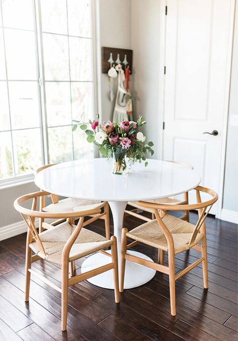 Looking for design inspiration? This kitchen breakfast nook is sure to do just that, with its simplistic design and fresh natural lighting! White Small Table, Small Dining Room Decor, Small Kitchen Tables, Small Kitchens, Kitchen Table Decor, Small Dining Table, Dining Room Inspiration, Velvet Dining Chairs, Small Dining