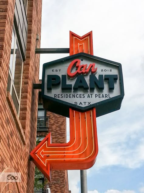 Restaurant Signage Design, Restaurant Signage, Retro Signage, Restaurant Vintage, Neon Retro, Restaurant Exterior, Architectural Signage, Shop Signage, Sign Board Design