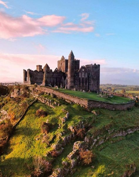 Rock Of Cashel Ireland, Cashel Ireland, Ireland Honeymoon, Rock Of Cashel, Tipperary Ireland, Ireland Aesthetic, Best Of Ireland, Beautiful Ireland, Moving To Ireland