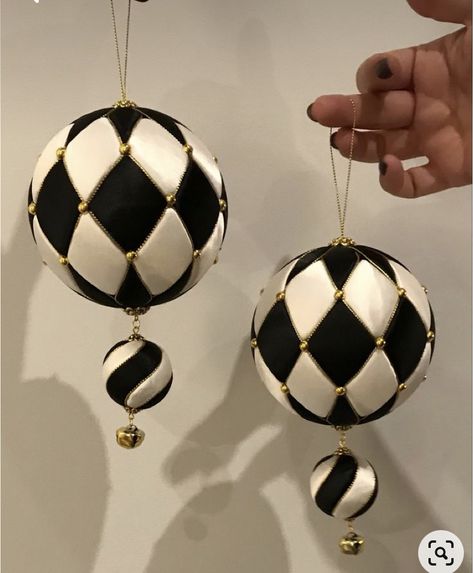 Black Accent Christmas Decor, Kimekomi Ornaments Tutorials, Homemade Baubles, Black And White Christmas Ornaments, Kimekomi Ornaments, Diy Quilted Christmas Ornaments, Fancy Christmas Ornaments, Decoration Vitrine, Quilted Christmas Ornaments